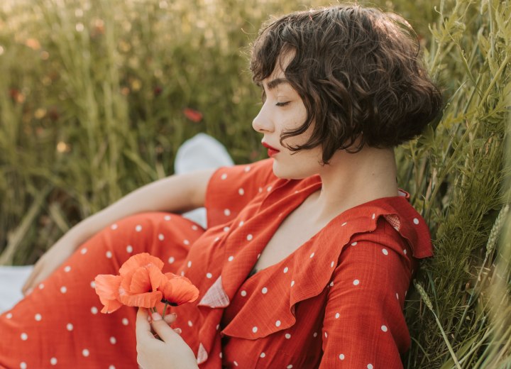 Mujer con su cabello en un bob corto y angulado