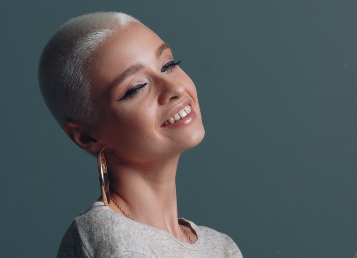 Mujer con el cabello decolorado muy corto