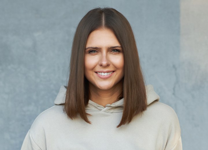 Mujer que lleva el cabello dividido por el centro