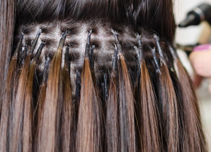Extensiones de cabello pegadas