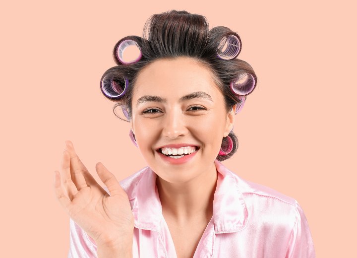 Mujer con rulos en el cabello
