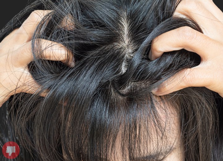 Mujer rascándose la cabeza