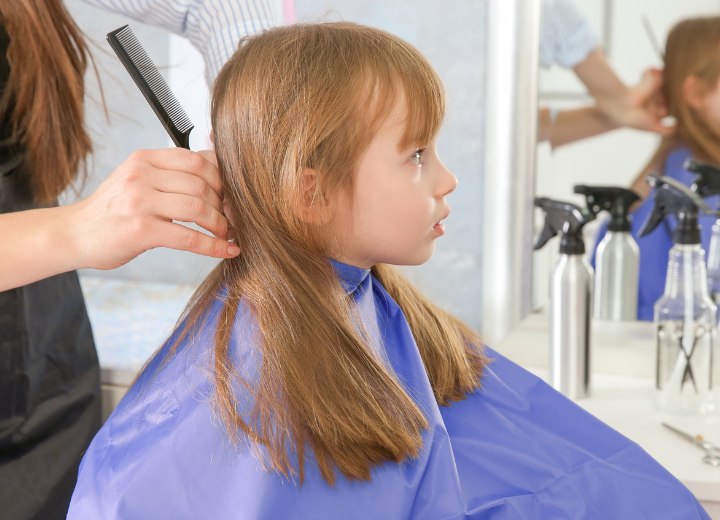 Niña y peluquera