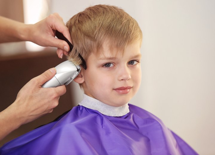 Niño y peluquera