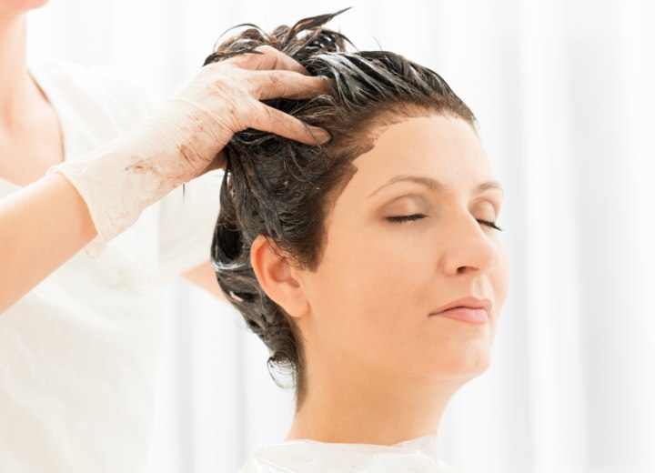 Mujer que está tiñendo su cabello
