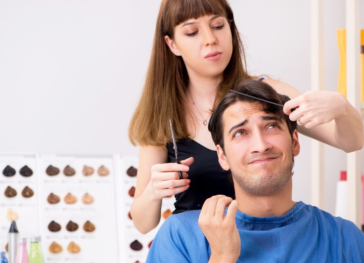 Hombre que tiene miedo de cortarse el cabello