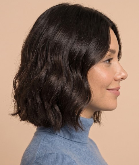 Cabello de longitud media con capas mínimas o rectas - Vista lateral