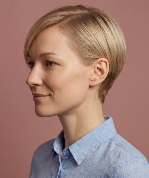 Cabello liso trabajado en un corte de caída suave con raya lateral