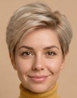 Peinado corto femenino con tupé
