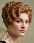 Recogido con una trenza y rizos