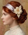 Recogido romántico con cabello pelirrojo