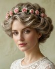 Recogido con una corona de rosas rosas