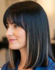 Cabello lacio castaño oscuro a la altura de los hombros con reflejos caramelo