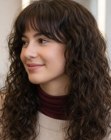 Cabello castaño largo con rizos
