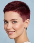 Cabello femenino muy corto para el verano