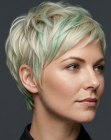 Corte pixie rubio con mechones verde menta