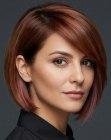Cabello castaño rojizo con reflejos violetas