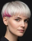 Corte de tazón rubio con un toque rosa