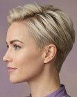 Cabello rubio corto y elegante