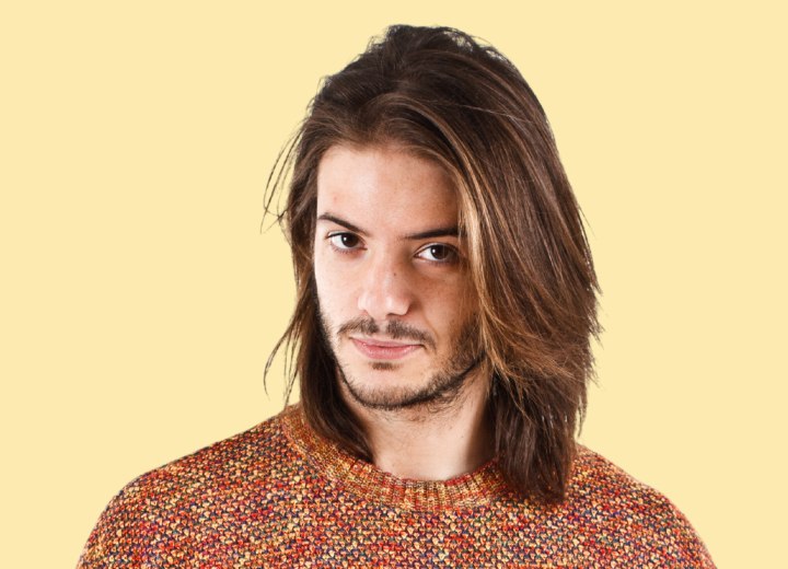 Hombre con cabello largo