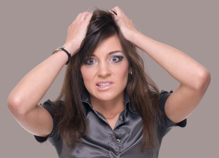Mujer con alergia al tinte de pelo