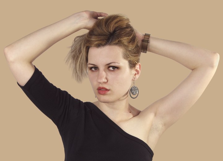 Mujer preocupada por nota el pelo m&aacute;s fino