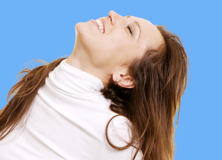 Mujer disfrutando del tacto de su pelo