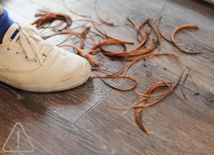 Pelo cortado en el suelo de una peluquería