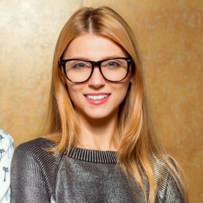 Mujer que lleva anteojos