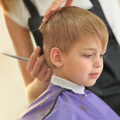 Niño en la peluquería